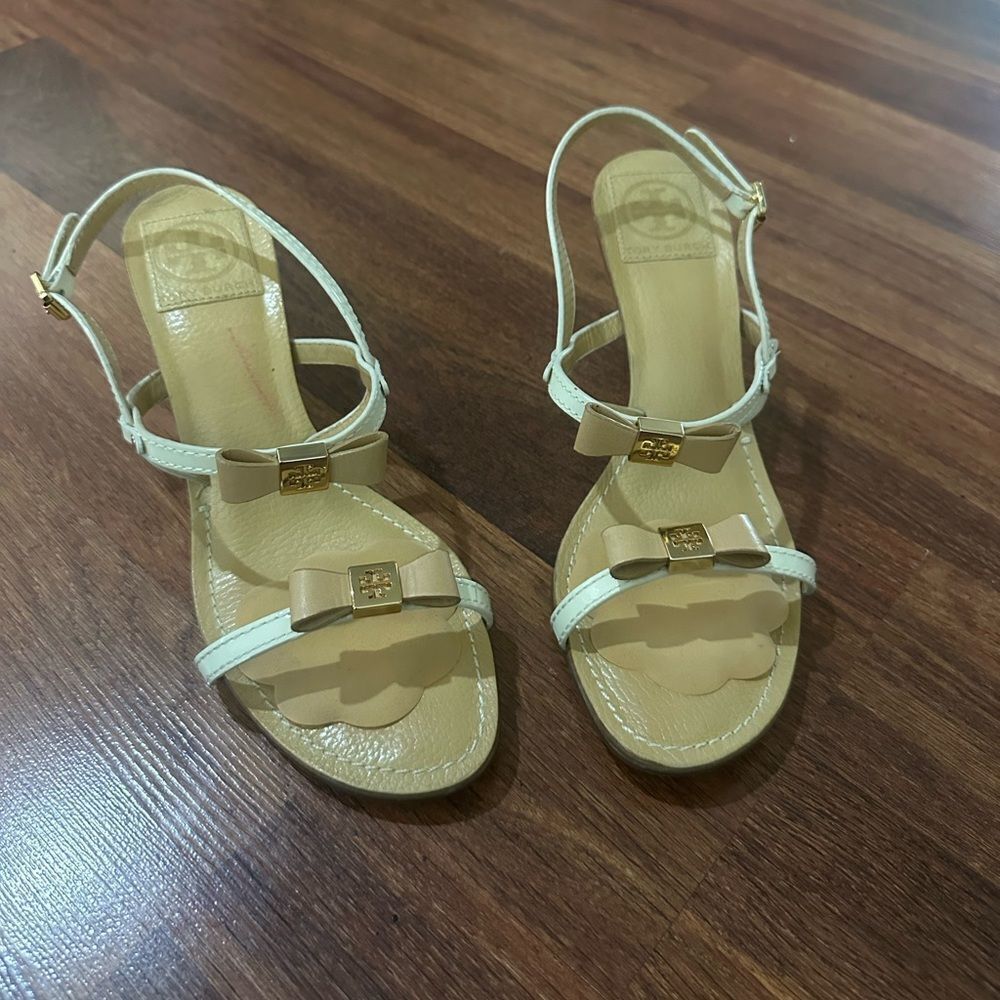 TORY BURCH Elegant Cream Sandals with Bow Accent